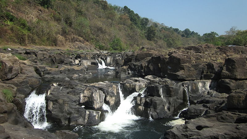Perunthenaruvi Falls