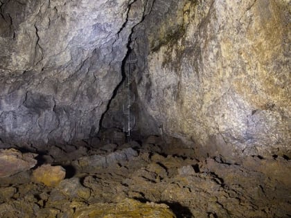 vatnshellir cave