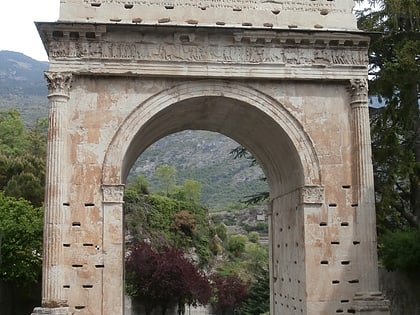arch of augustus