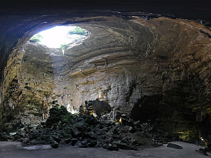 castellana caves castellana grotte