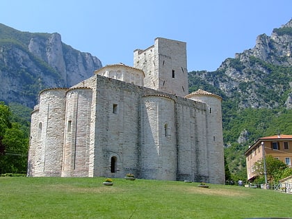 abbazia di san vittore alle chiuse grotte di frasassi