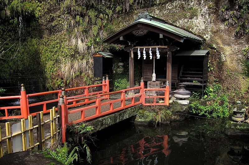 Zeniarai Benzaiten Ugafuku Shrine