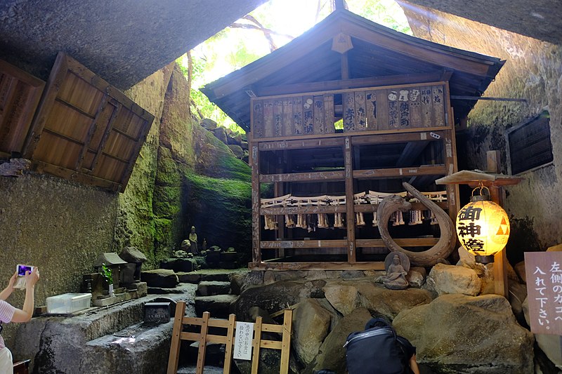 Zeniarai Benzaiten Ugafuku Shrine