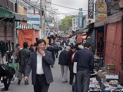hwanghak dong flea market seul
