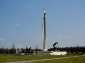 monumento a los libertadores de la letonia y riga sovietica y de los invasores fascistas alemanes