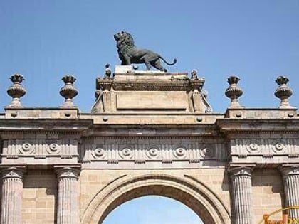 triumphal arch leon