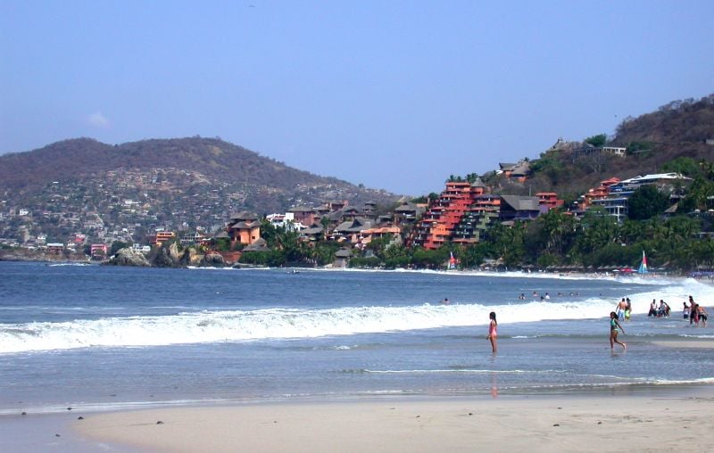 playa la ropa zihuatanejo