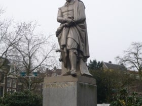 rembrandt van rijn statue amsterdam