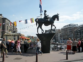 estatua ecuestre de la reina guillermina amsterdam