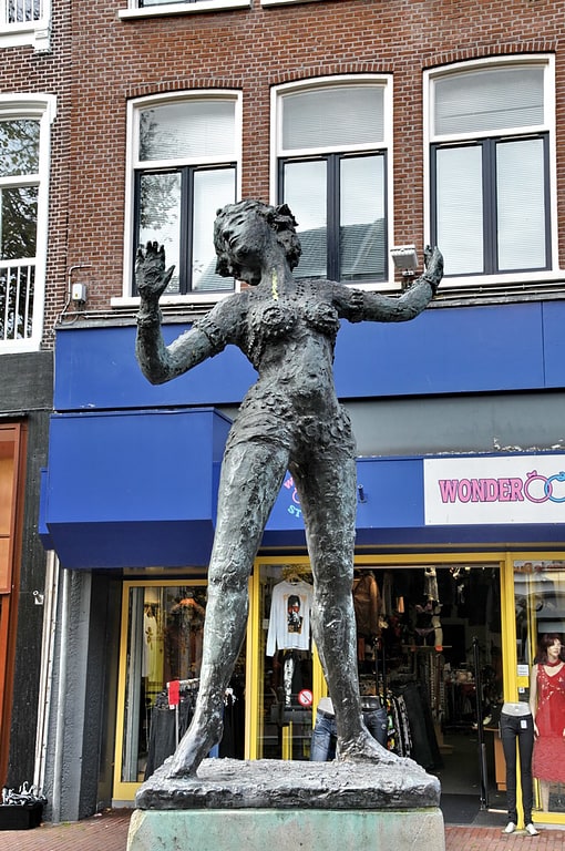 hoffelijkheid Redelijk duizelig Mata Hari birth place & statue, Leeuwarden: Tips and Information
