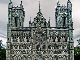 fachada occidental de la catedral de nidaros trondheim