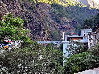pont de lamitie sino nepalaise reserve naturelle du qomolangma