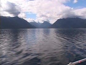 lake poteriteri park narodowy fiordland