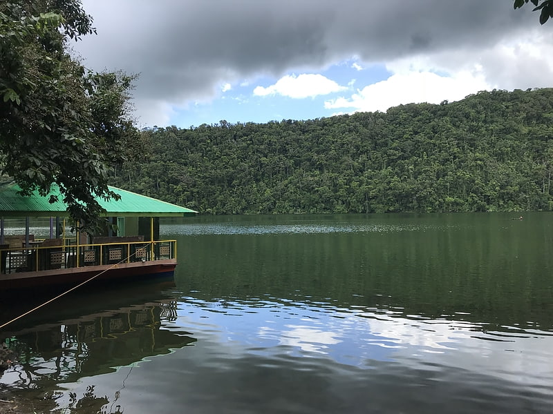 lake bulusan bulusan volcano nationalpark