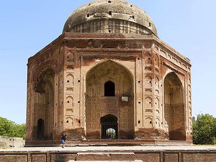 tomb of khan e jahan bahadur kokaltash lahore