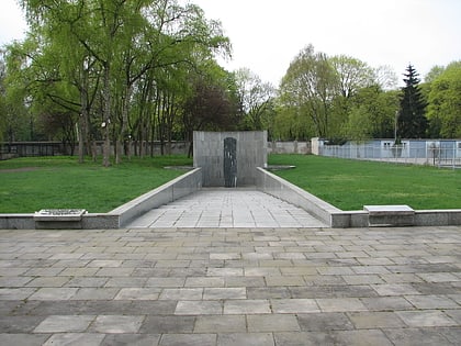 monument of jews and poles common martyrdom warschau