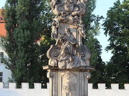 Figura Matki Boskiej z Dzieciątkiem i św. Jana Nepomucena we Wrocławiu
