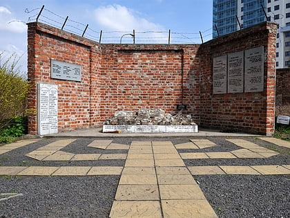 monumento en la memoria de los ninos victimas del holocausto varsovia