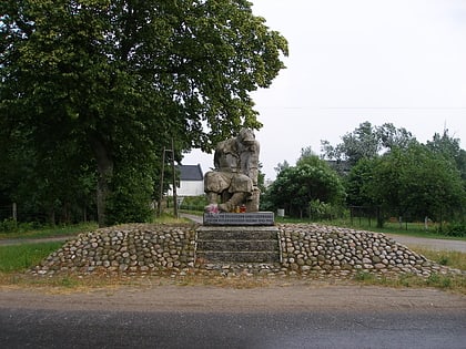 pomnik zolnierza armii czerwonej w starzynskim dworze