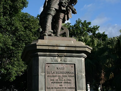 statue de francois mahe de la bourdonnais saint denis