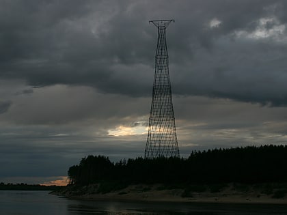 torre de shujov en el rio oka