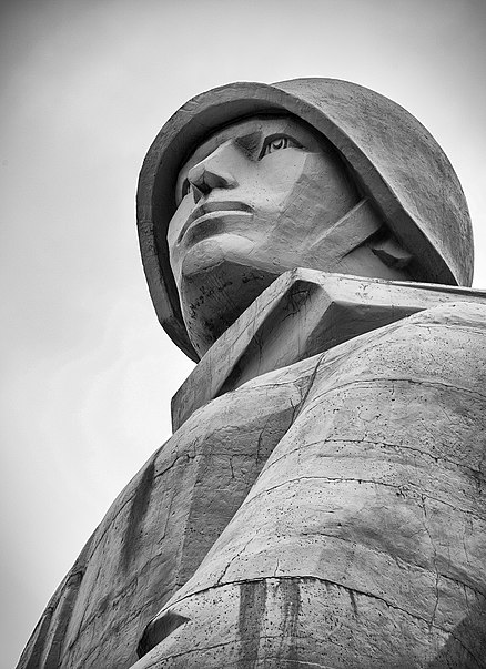 Monument aux défenseurs de l'Arctique soviétique pendant la Grande Guerre patriotique