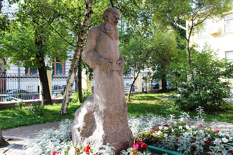 Monument to Leo Tolstoy on Prechistenka