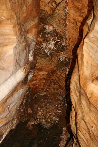 Grotte d'aragonite d'Ochtiná