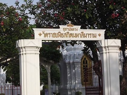 Cementerio real en Wat Ratchabophit