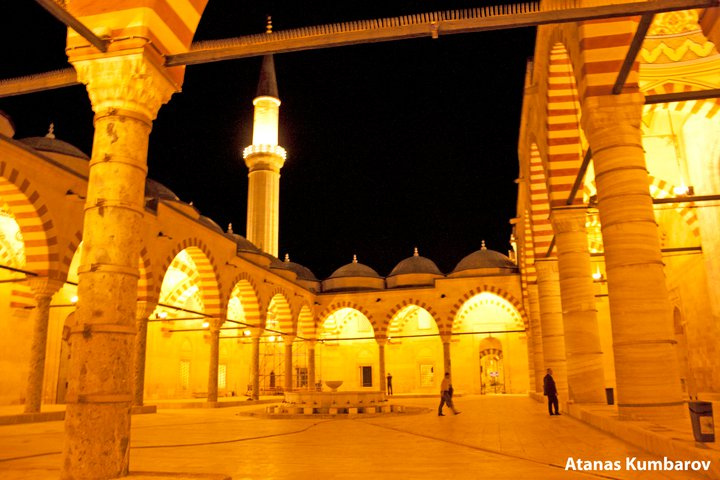 Mezquita Üç Şerefeli