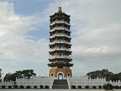 ci en pagoda sun moon lake