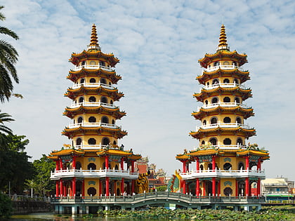 pagodas del tigre y el dragon kaohsiung
