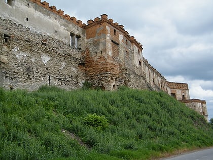 zamek sieniawskich miedzyboz
