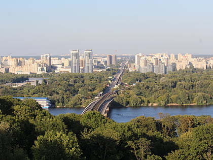 puente del metro de kiev