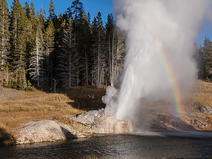 riverside geyser parque nacional de yellowstone