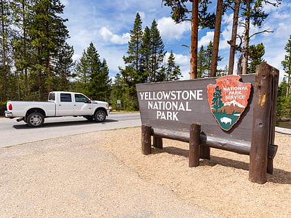south entrance road yellowstone nationalpark