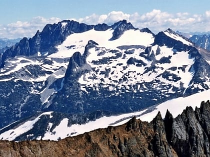 mount logan parque nacional de las cascadas del norte