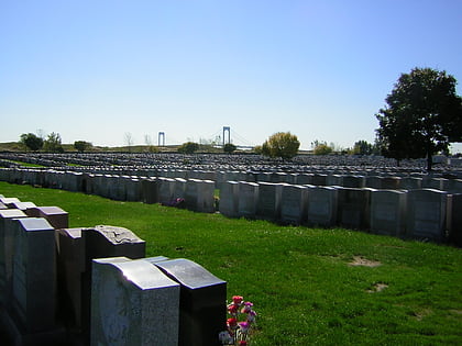 saint raymonds cemetery nowy jork