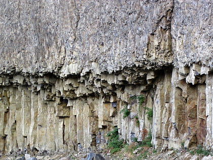 overhanging cliff parque nacional de yellowstone