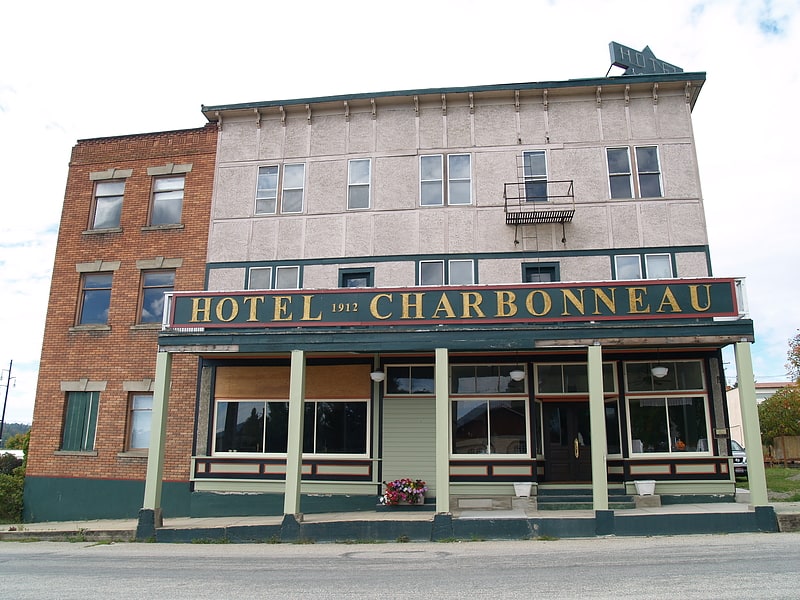 hotel charbonneau priest river