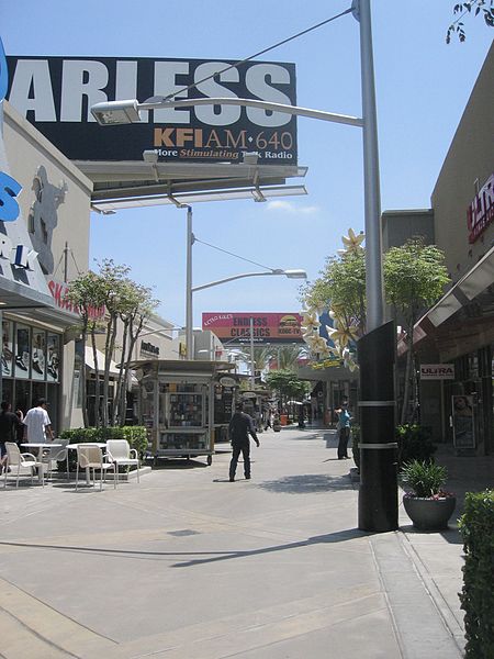 The Outlets at Orange, Orange