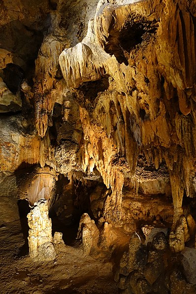Jaskinie