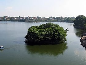 Trúc Bạch Lake