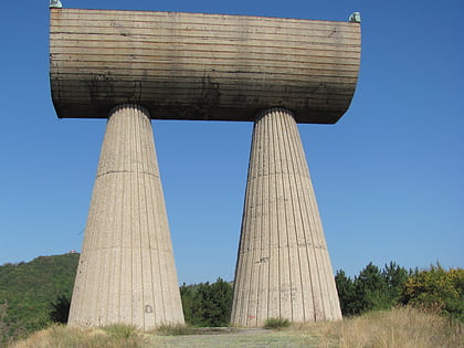 monument to the serbian and albanian partisans kosovska mitrovica
